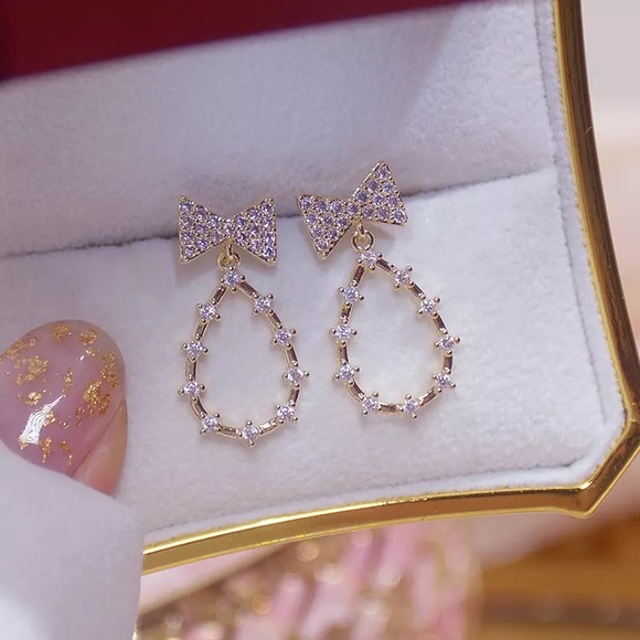 👏🏼14K Gold Plated Stud Earrings - Picture 4 of 10